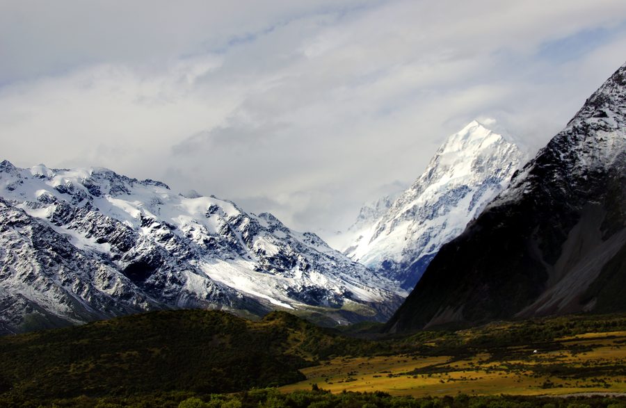 Aoraki/Mount Cook avec des sommets enneigés dans les Alpes du Sud, sur l’île du Sud de la Nouvelle-Zélande.