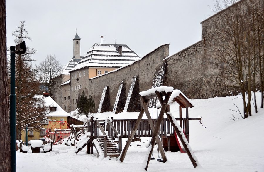 Muraille de Radstadt dans la Karl-Berg-Gasse avec l’ancienne église des Capucins et l’ancien château ou monastère