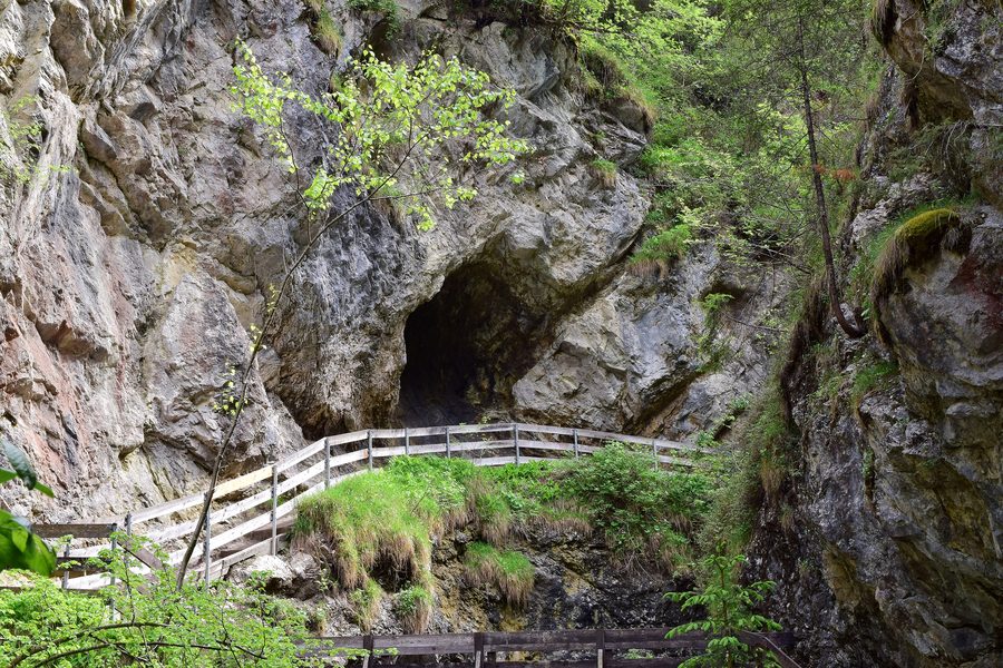 Gorges rocheuses de la Rosengartenschlucht avec sentier de randonnée et végétation alpine à Imst