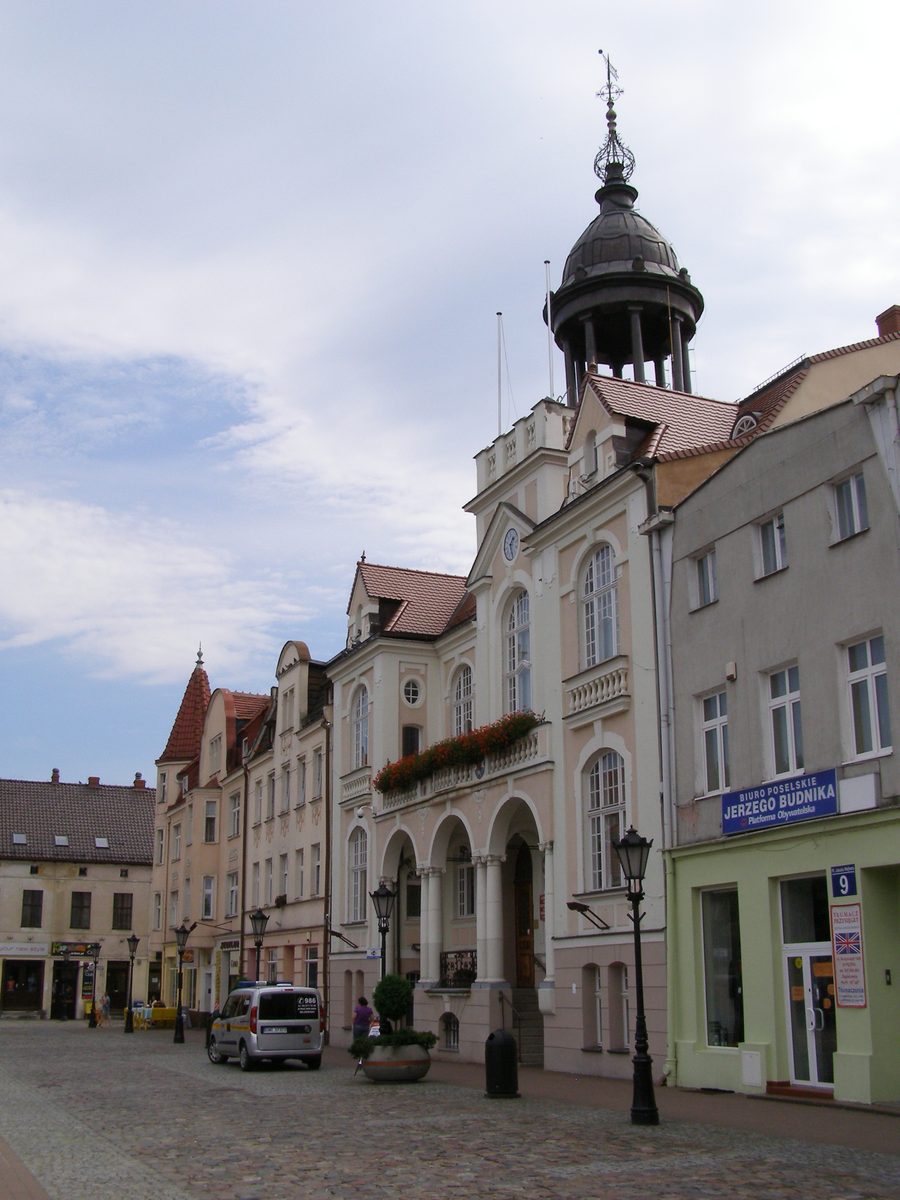 Hôtel de ville et maisons sur la place Wejhera à Wejherowo