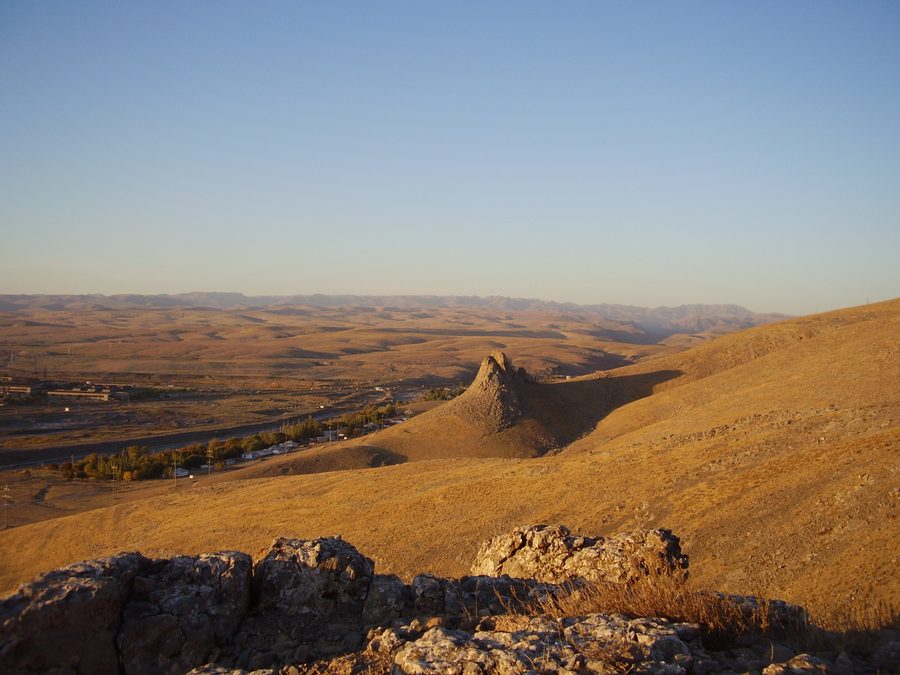 Vue sur la vallée de la rivière Kantagi et les montagnes de Karatau près de Kentau
