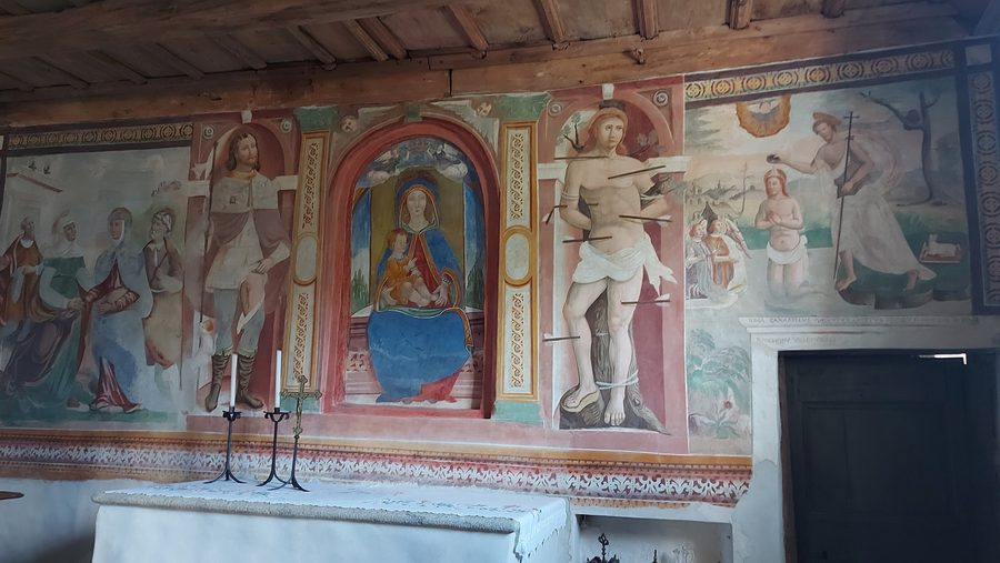 Presbytère de l’oratoire de la Madonna del Sasso à Orasso avec des fresques