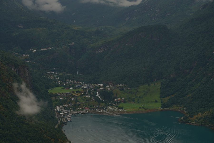 Vue sur le Geirangerfjord avec des pentes montagneuses boisées et abruptes en Norvège.