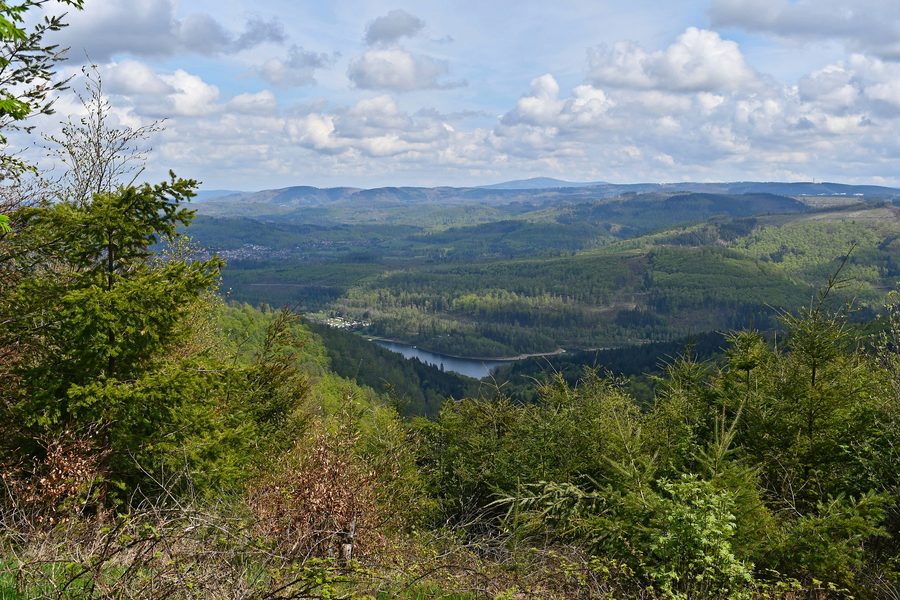 Vue depuis la Lageswarte sur le barrage de l'Innerste et le paysage boisé