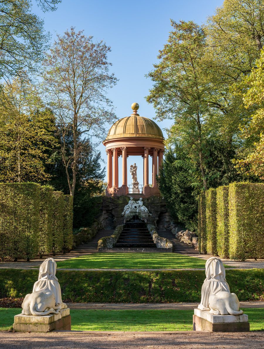 Vue depuis le théâtre de verdure du jardin du château de Schwetzingen vers le temple d’Apollon