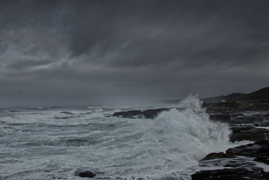 Côte rocheuse du Pacifique à Yachats, Oregon, par un jour de tempête