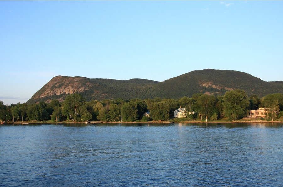 Le Richelieu avec le mont Saint-Hilaire en arrière-plan au Québec