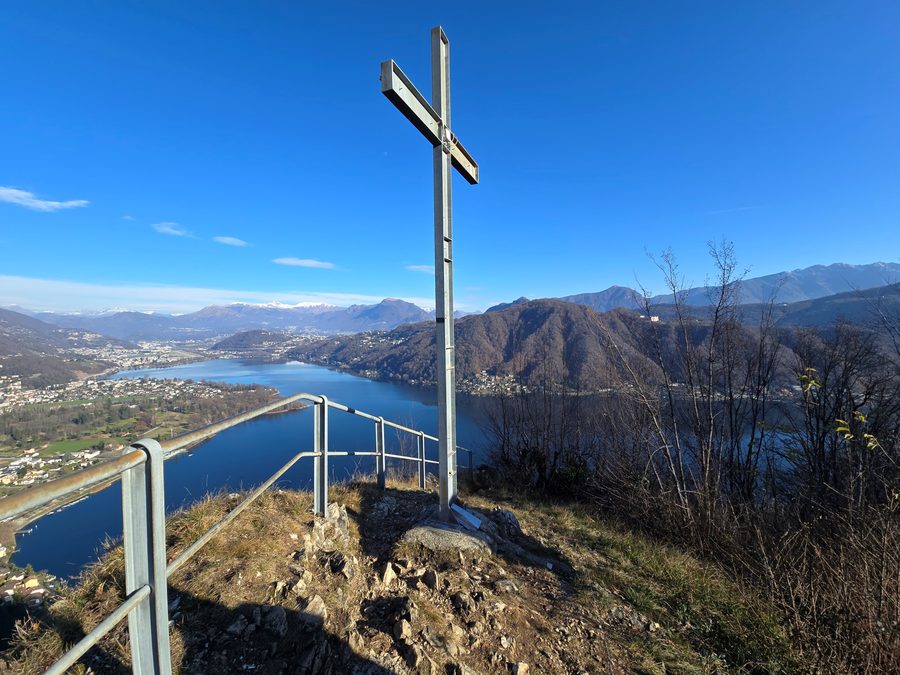 Vue depuis le Monte Caslano sur le lac de Lugano