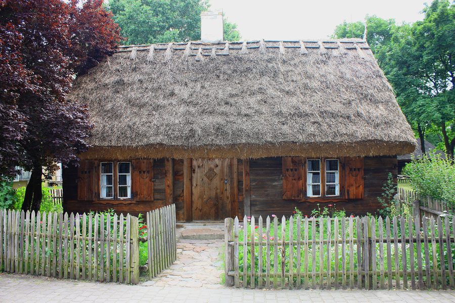 Maison traditionnelle en bois de Skórzenno dans le parc ethnographique du Musée ethnographique de Toruń