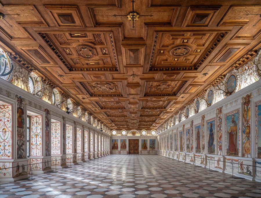 La Salle espagnole à l’intérieur du château d’Ambras à Innsbruck, un site culturel historique.