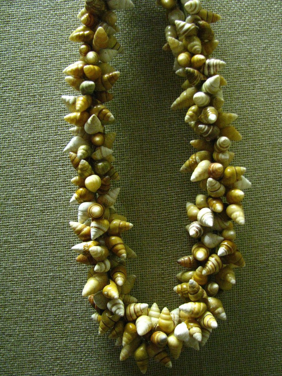 Lei en coquilles d’escargot terrestres associé à la reine Liliʻuokalani, exposé au Bishop Museum d’Honolulu