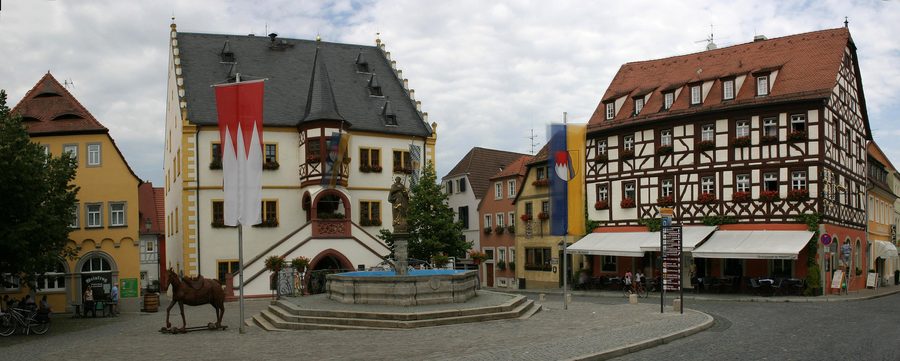 Place du marché historique avec l’hôtel de ville à Volkach
