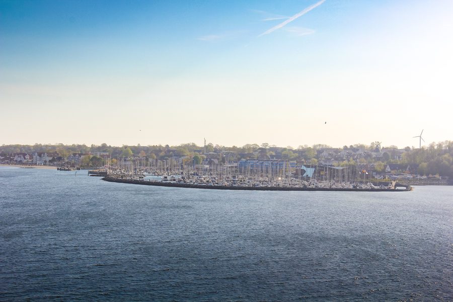 Port de Laboe sur la baie de Kiel avec des bateaux