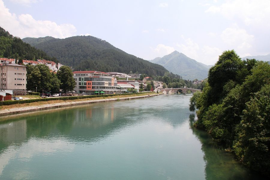 Rivière Neretva à Konjic devant un paysage montagneux