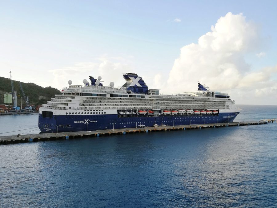 Navire de croisière devant Sint Maarten