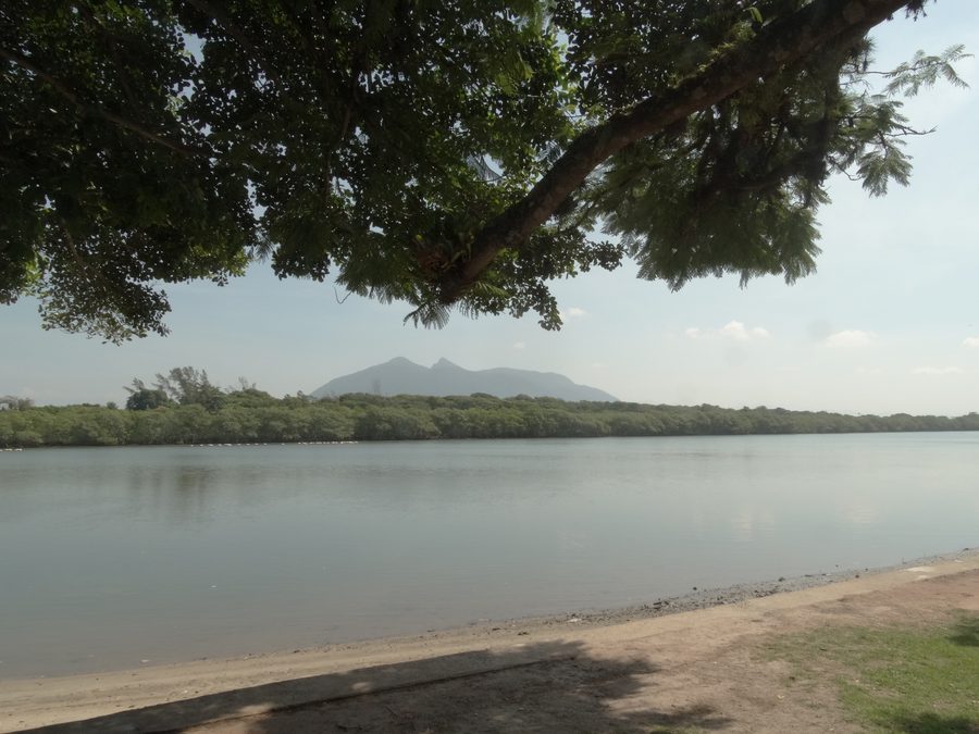Rio São João avec le Morro de São João en arrière-plan près de Barra de São João