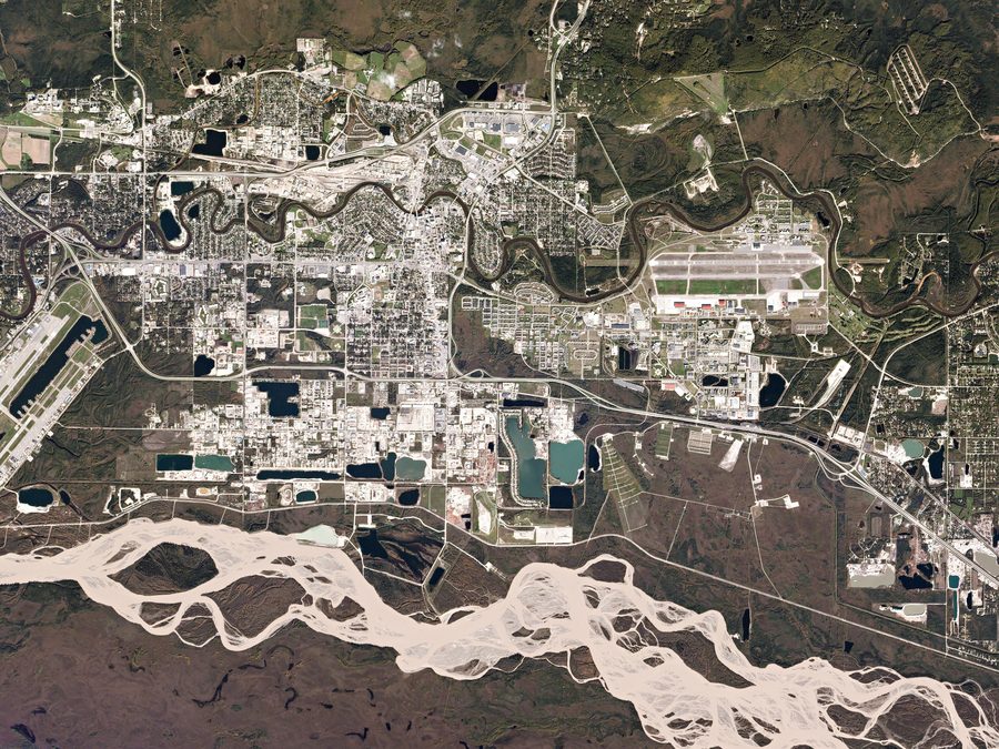 Vue aérienne de Fairbanks, en Alaska, avec la rivière Tanana tressée à proximité
