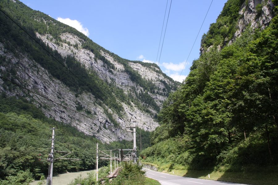 Les gorges Salzachöfen avec route et ligne de chemin de fer