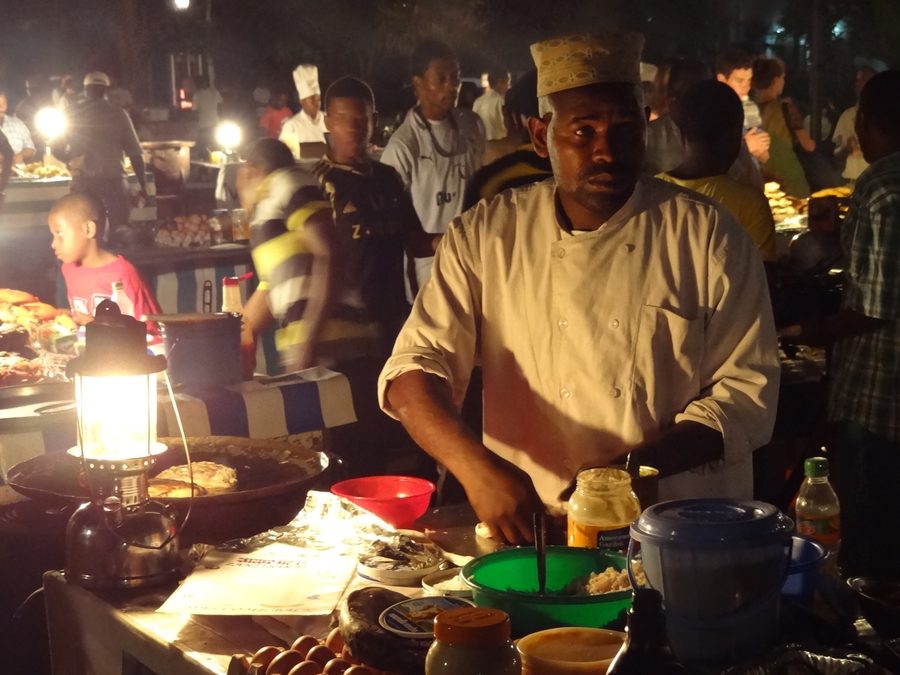 Vendeur de nourriture la nuit dans les jardins de Forodhani, Stone Town, Zanzibar