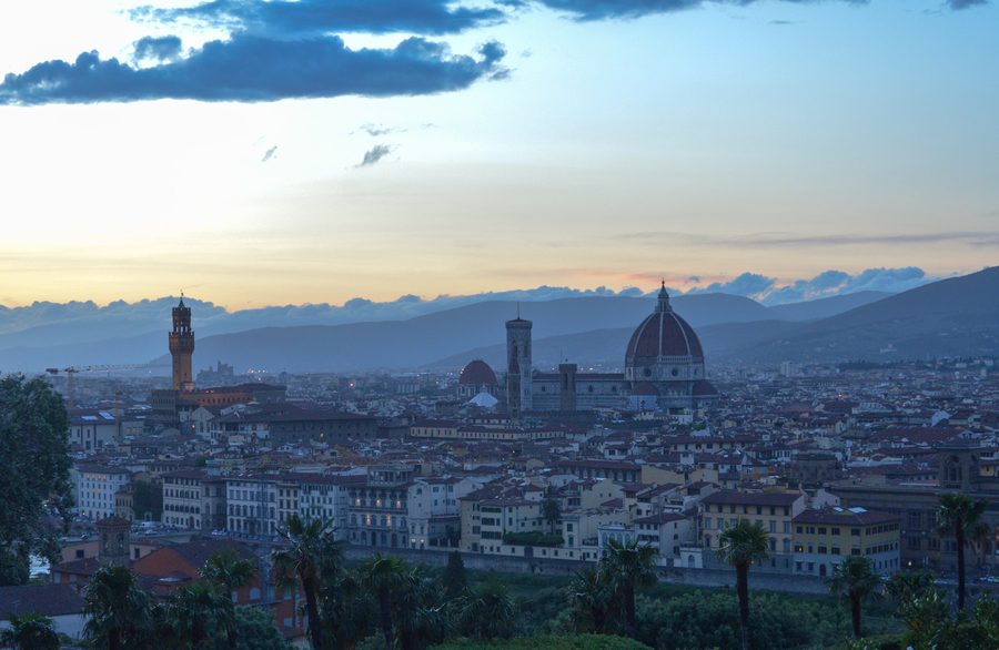 Vue de Florence au crépuscule avec le dôme de la cathédrale visible.