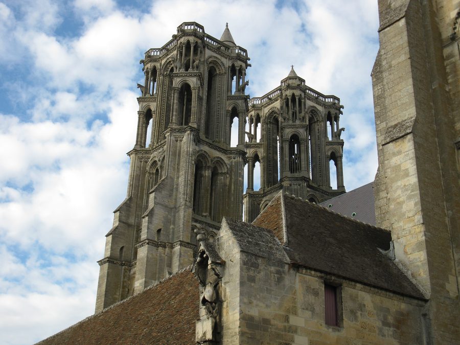 Façade ouest de la cathédrale gothique de Laon dans le département de l’Aisne