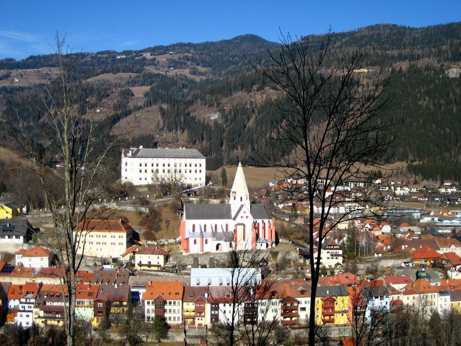 Vue de Murau en Styrie avec paysage alpin.