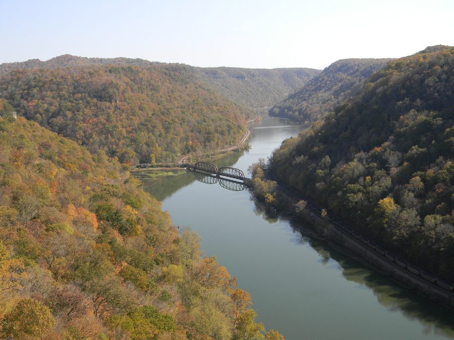 Vue de la New River depuis le belvédère de Hawks Nest en Virginie-Occidentale.