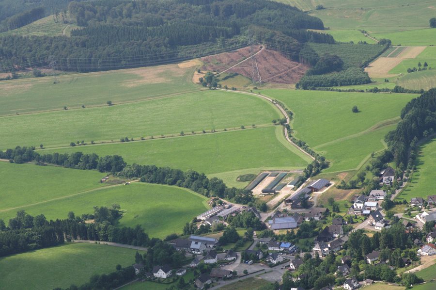 Vue aérienne de Niederberndorf dans la vallée de la Wenne avec la montagne Buchholz en arrière-plan