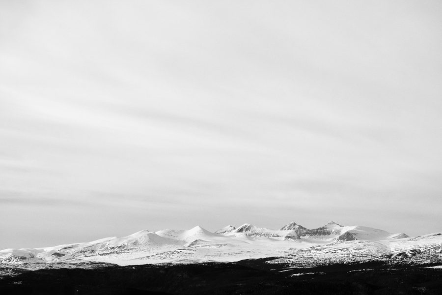 Vue vers les montagnes de Rondane et le parc national de Rondane au printemps