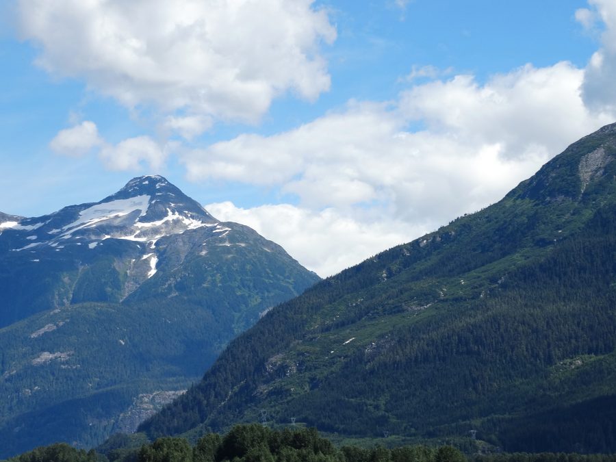 Paysage le long de la rivière Skeena sur la route de Prince Rupert à Terrace en Colombie-Britannique