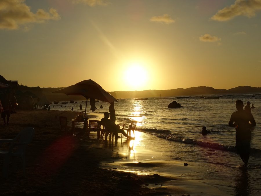 Praia de Pipa avec plage de sable et paysage côtier tropical dans le Rio Grande do Norte