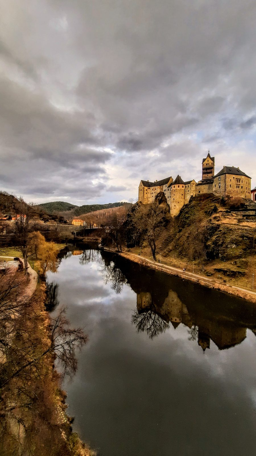 Château de Loket au-dessus de la ville historique de Loket dans la région de Karlovarský kraj