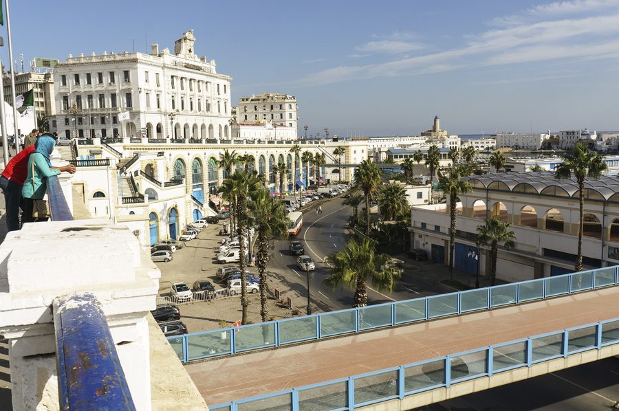 Promenade du front de mer d’Alger au bord de la Méditerranée