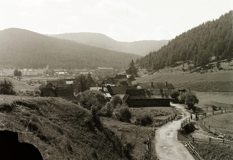 Panorama historique de la commune de Rudňany avec l’église Saint-Clément au centre