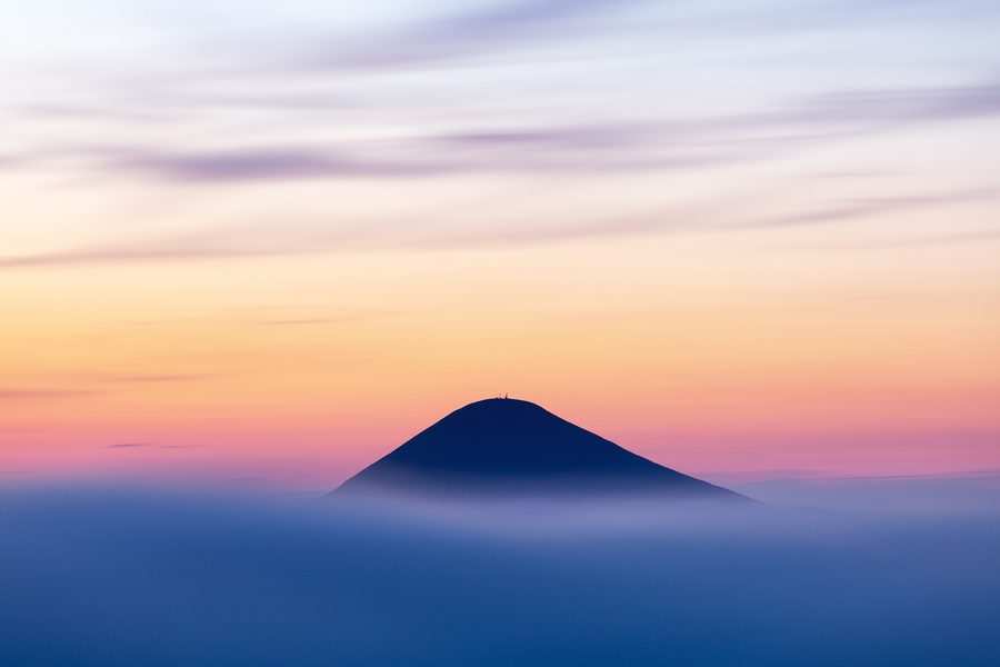 Le mont Hoverla dans les Carpates ukrainiennes après le coucher du soleil