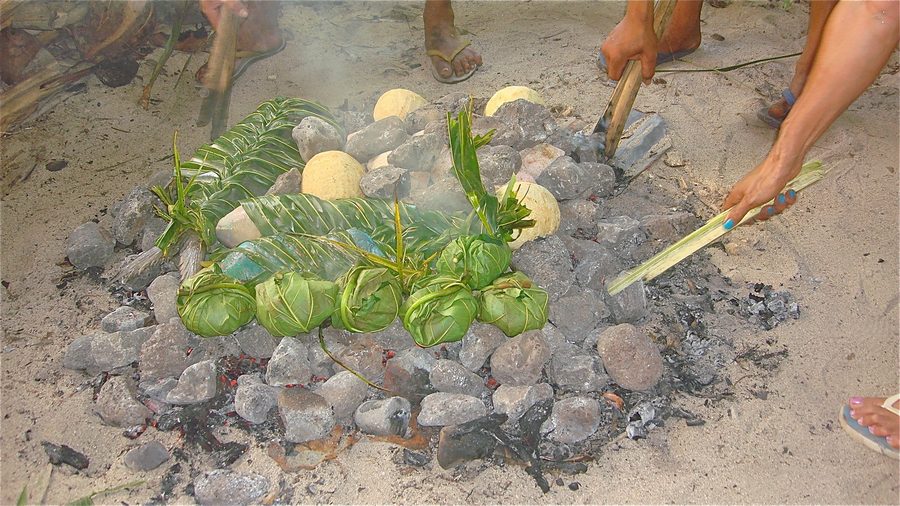 Préparation de l’umu à Samoa