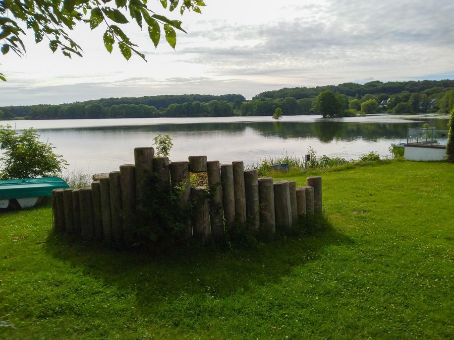 Rive ouest du lac Bistensee avec les forêts des collines de Hüttener en arrière-plan