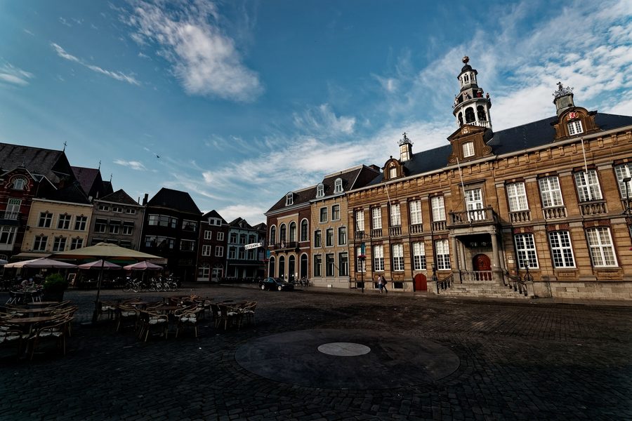 La cathédrale Saint-Christophe et l'hôtel de ville sur le Markt à Roermond
