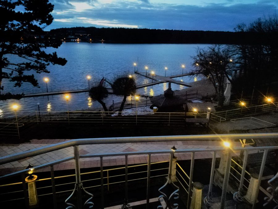 Vue sur le lac Durowskie à Wągrowiec