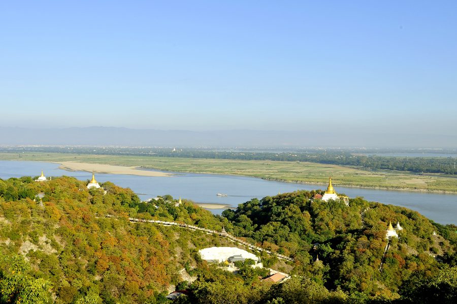 Paysage vallonné au bord du fleuve en Birmanie centrale