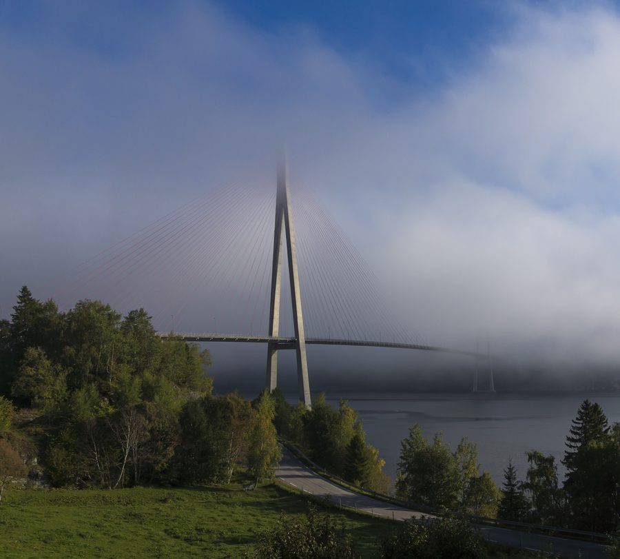 Pont de Skarnsund franchissant le détroit de Skarnsundet à Inderøy.