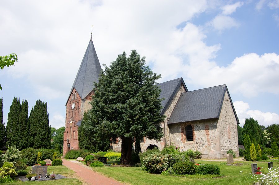 Église Saint-Nicolas dans le quartier de Groß-Quern de Steinbergkirche