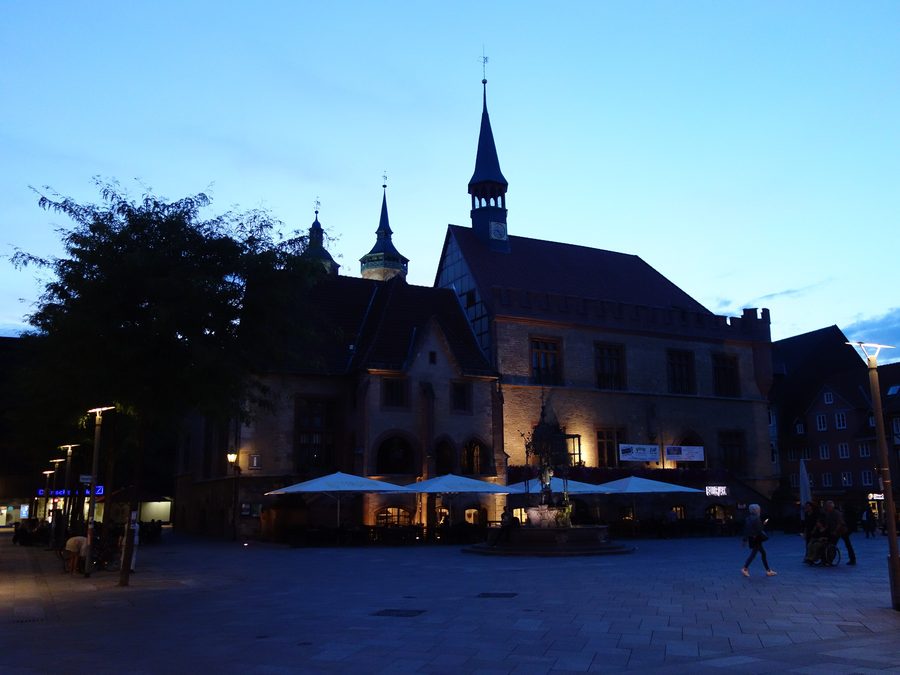Ancien hôtel de ville historique sur la place du marché à Göttingen