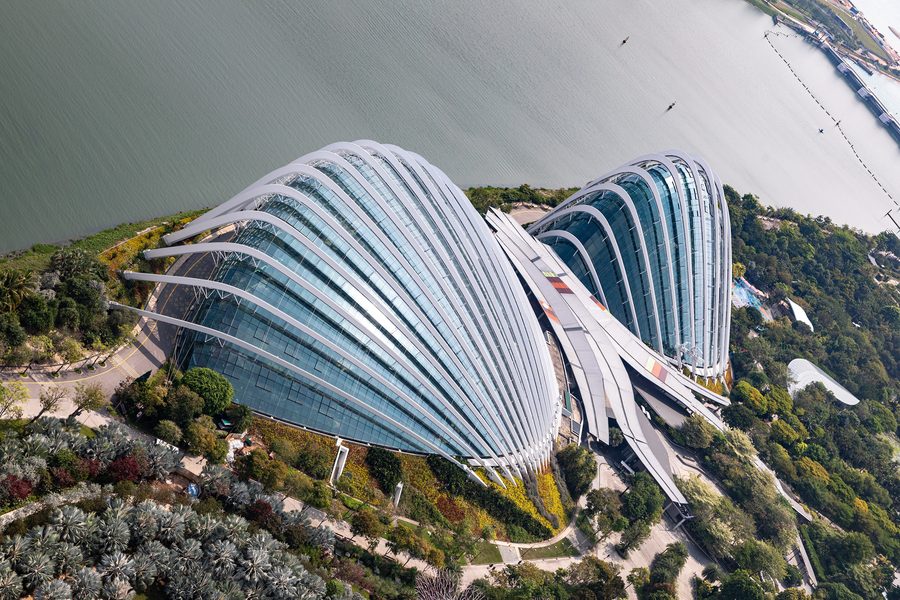Gardens by the Bay avec Cloud Forest et Flower Dome devant la skyline de Singapour