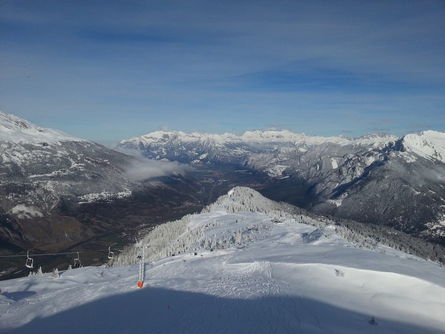 Vue depuis le Furggabüel sur les Cinq Villages avec Zizers et Landquart devant le paysage montagneux des Grisons