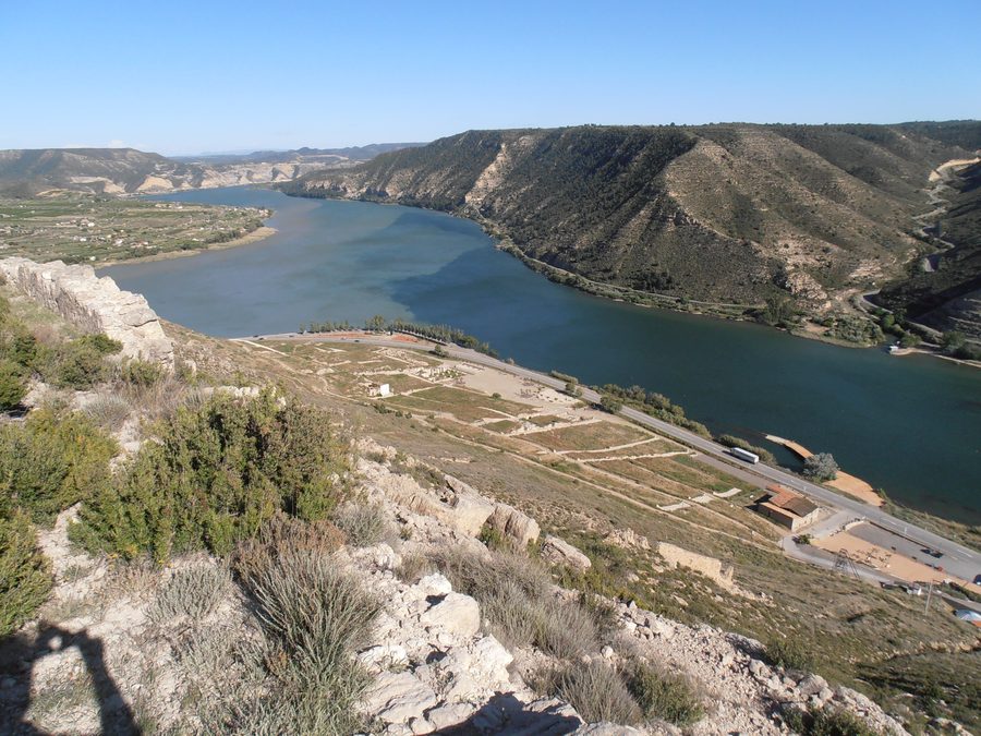 Vue sur la confluence de l’Èbre et du Segre près de Mequinenza depuis la colline du château
