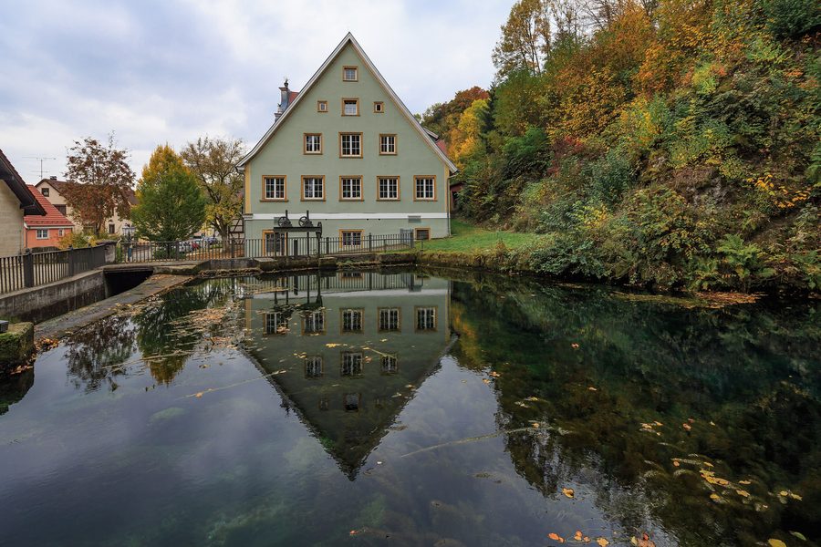 Brenztopf à Königsbronn avec l’hôtel de ville historique en arrière-plan