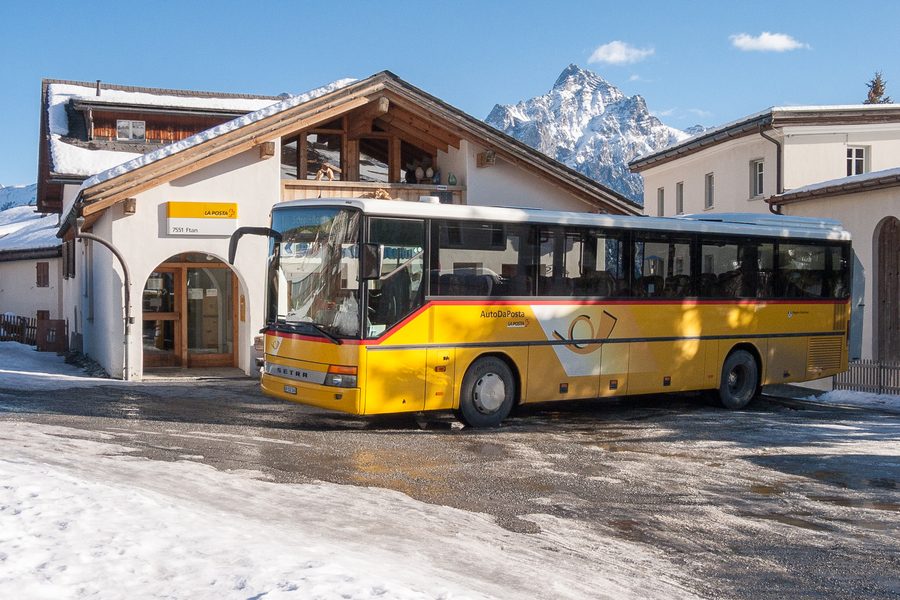 Poste et car postal à Ftan dans l’Engadine inférieure