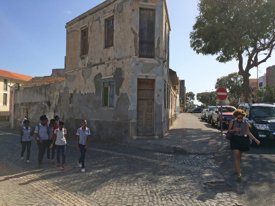 Rue dans le Plateau historique de Praia à Santiago