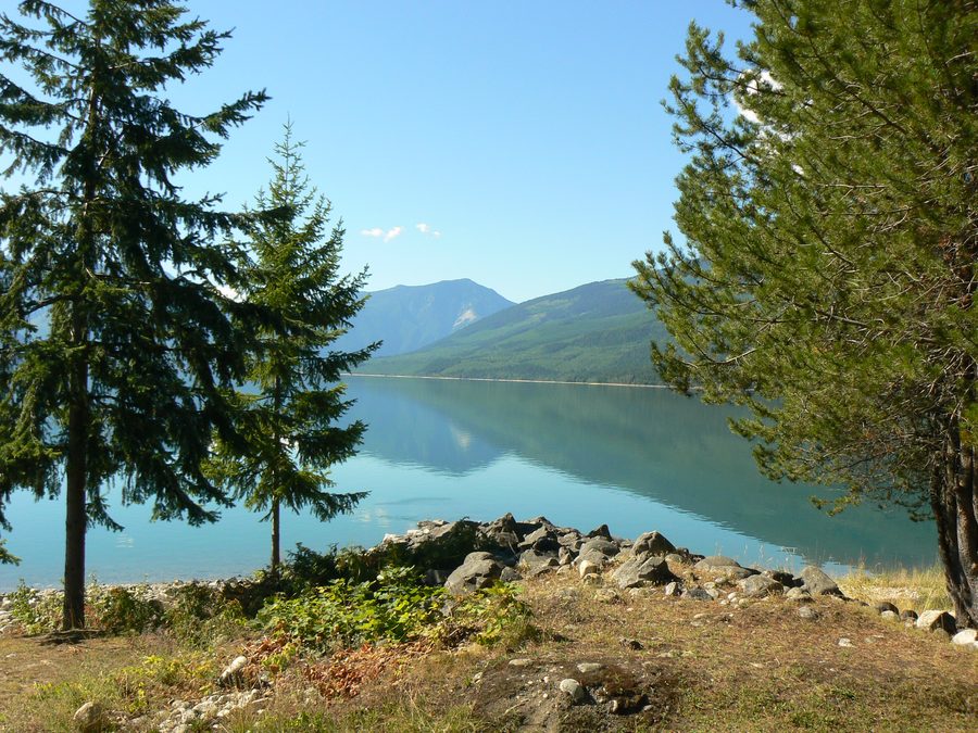 Upper Arrow Lake sur la rive de Nakusp devant le décor montagneux